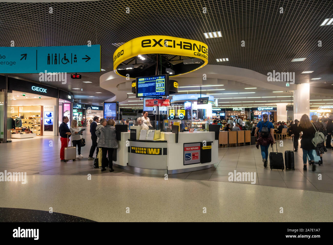 Un cambio valuta e Western Union trasferimento di valuta stand in aeroporto di Lisbona, Portogallo. Foto Stock
