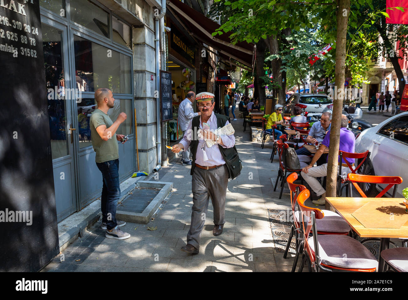 La gente turca sono trascorrere il tempo in street cafe in Kuzguncuk. Kuzguncuk è un quartiere nel quartiere Uskudar sul lato Asiatico del Bosforo. Foto Stock