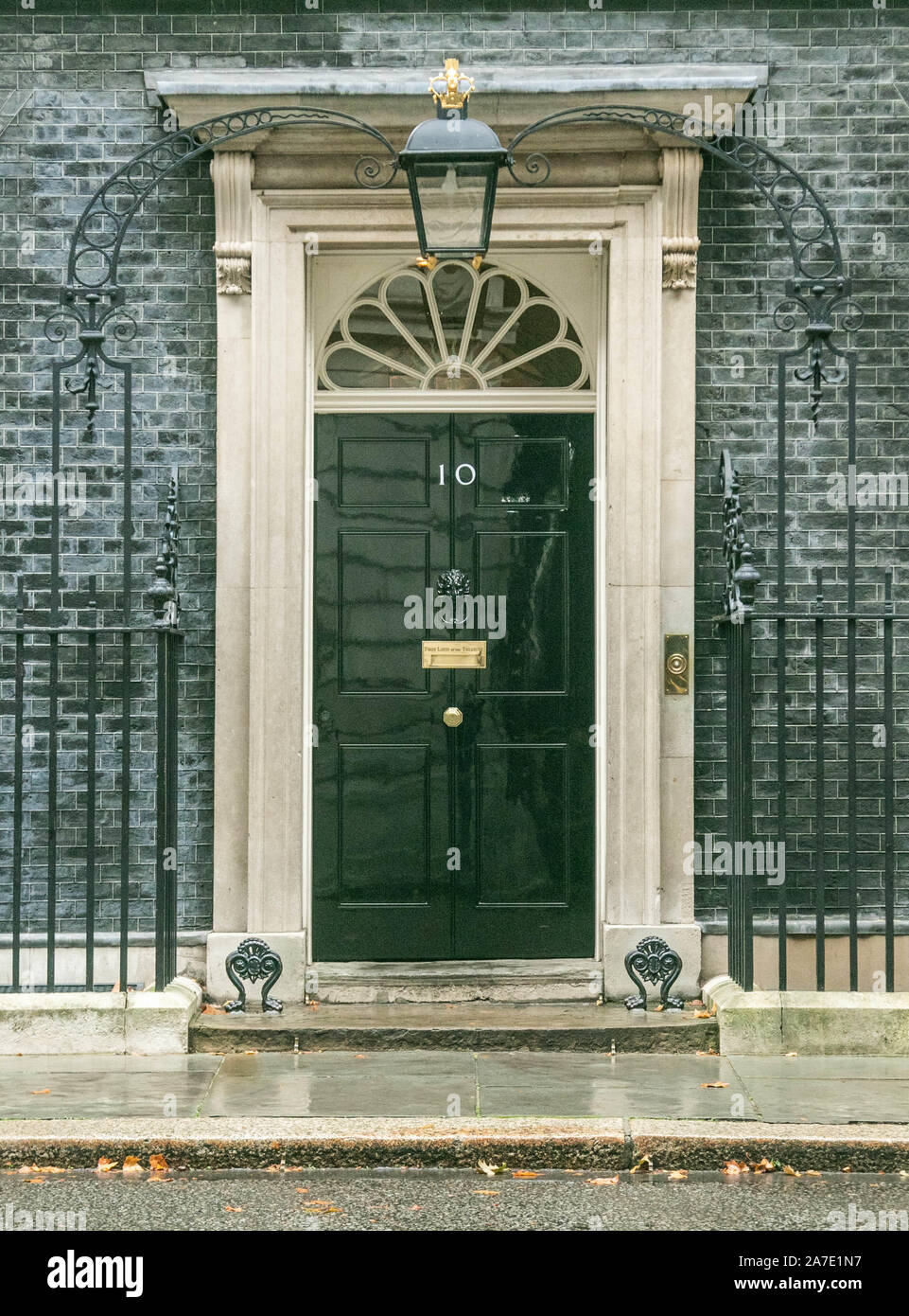 Il 1 novembre 2019, London, Regno Unito: la parte anteriore della porta d'ingresso del 10 Downing Street la residenza ufficiale del Primo Ministro e la sede del governo britannico. (Credito Immagine: © Amer Ghazzal/SOPA immagini via ZUMA filo) Foto Stock