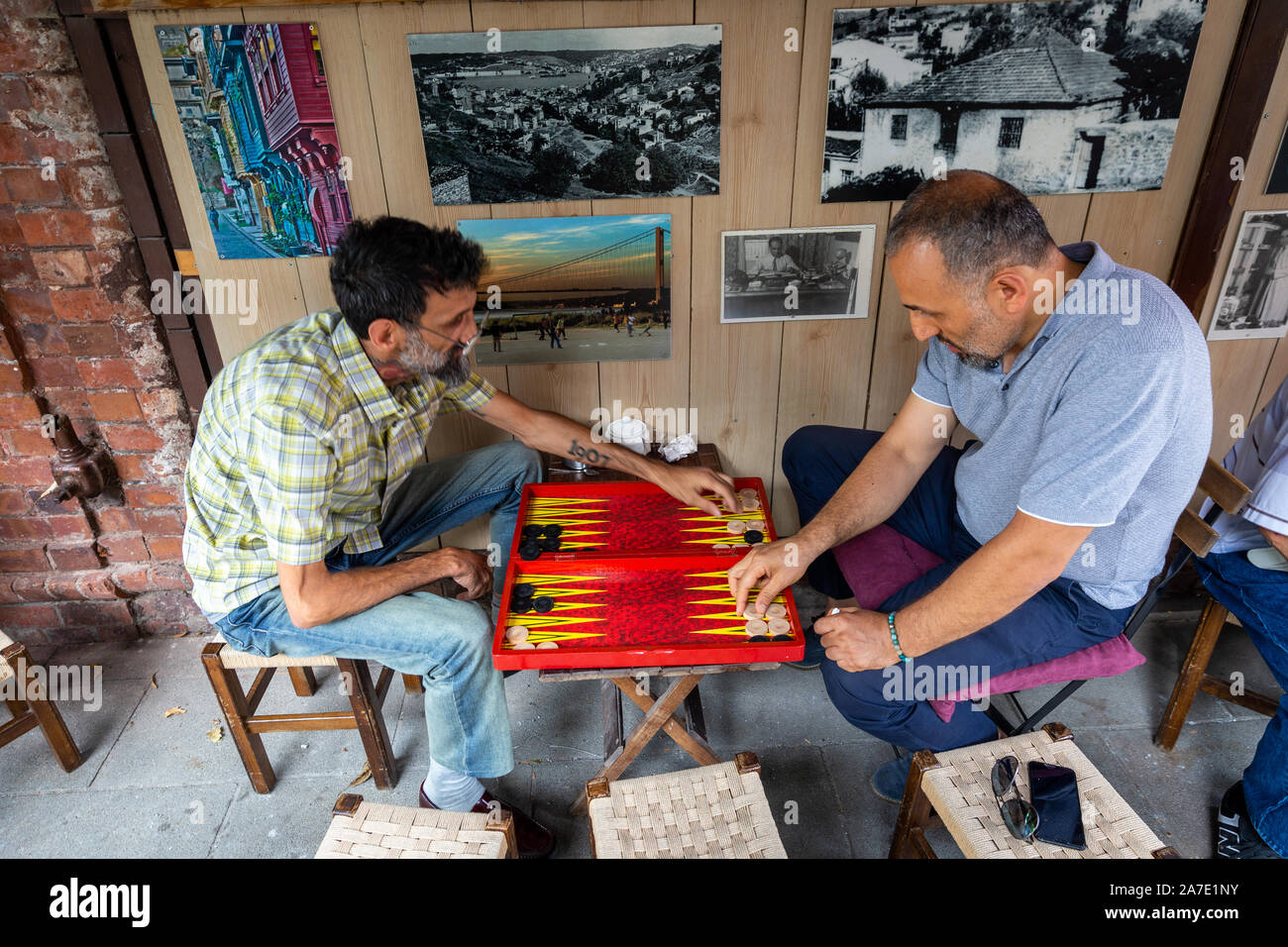 La gente turca sono trascorrere il tempo in street cafe in Kuzguncuk.Kuzguncuk è un quartiere nel quartiere Uskudar sul lato Asiatico del Bosforo. Foto Stock