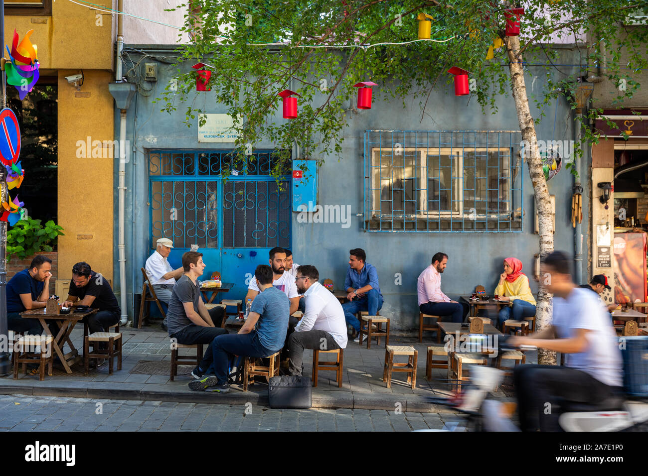 La gente turca sono trascorrere il tempo in street cafe in Kuzguncuk.Kuzguncuk è un quartiere nel quartiere Uskudar sul lato Asiatico del Bosforo. Foto Stock