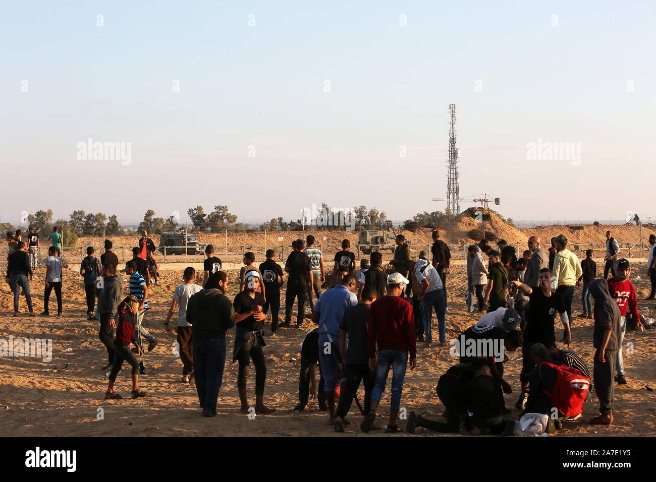 I dimostranti palestinesi si scontrano con le forze di sicurezza israeliane durante una protesta lungo il confine con Israele, ad est della striscia di Gaza, 2 novembre 2019. Foto Stock