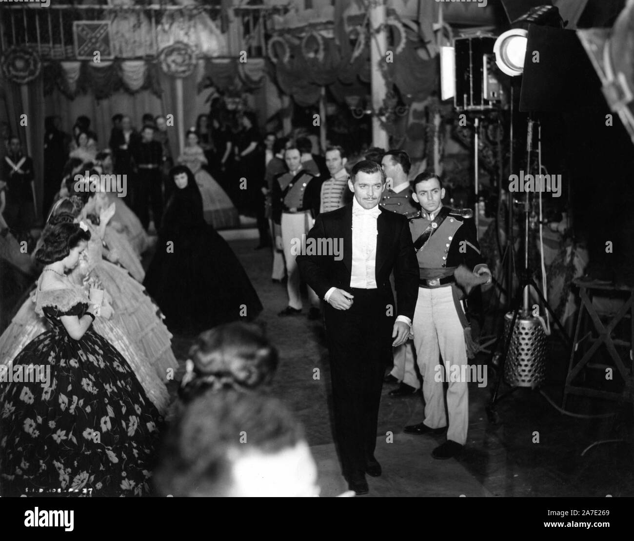 CLARK GABLE e Vivien Leigh (in abito nero di sfondo) sul set candida riprese Atlanta Bazaar dance per Via col vento 1939 direttore Victor Fleming romanzo Margaret Mitchell produttore David O. Selznick Selznick International Pictures / Metro Goldwyn Mayer Foto Stock