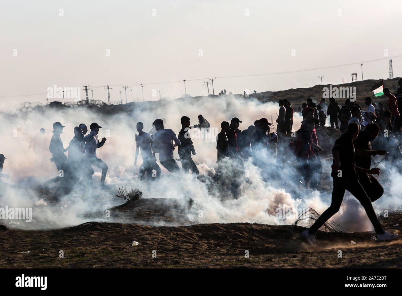 Le forze israeliane si intervenga con manifestanti palestinesi durante al confine Israel-Gaza, il 1 novembre 2019. Foto di Abed Rahim Khatib/Alamy Foto Stock