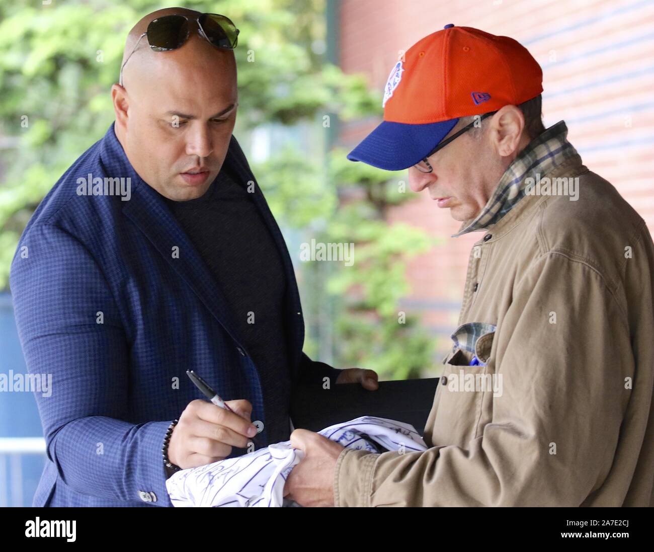 Trenton, New Jersey, USA. 6 Sep, 2019. Ritirato MLB player CARLOS BELTRAN è stato nominato manager dei New York Mets di oggi. Carlos Beltran è visto qui il 6 settembre 2019 come egli ha firmato autografi per i fan a Trenton Thunder al suo arrivo a Arm & Hammer Park. Egli era al Thunder (un Yankees-affiliati a doppio un team) in poi il suo ruolo come un consigliere speciale Yankees General Manager Brian Cashman, mentre Luis Severino, Dellin Betances e Thairo Estrada erano rehabbing con il tuono. Credito: Staton Rabin/ZUMA filo/Alamy Live News Foto Stock