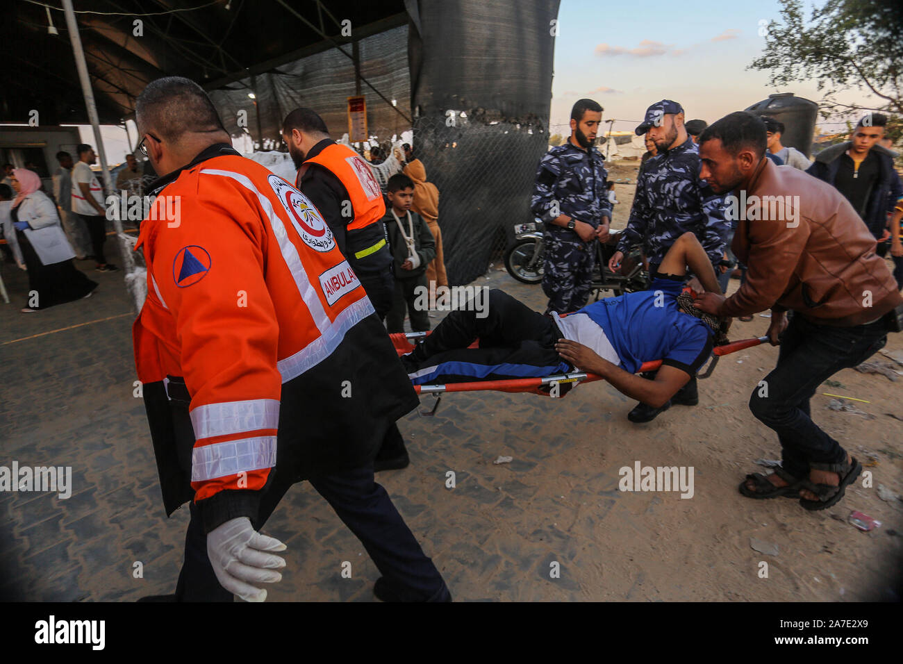 Le forze israeliane si intervenga con manifestanti palestinesi durante al confine Israel-Gaza, il 1 novembre 2019. Foto di Abed Rahim Khatib/Alamy Foto Stock