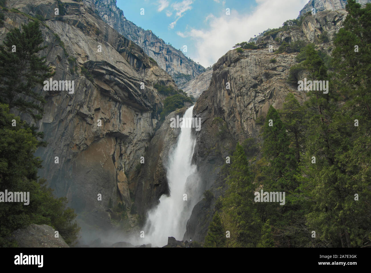 Abbassare Yoseimite scende nella valle di Yosemite National Park, California, Stati Uniti d'America. In prossimità dei punti di riferimento: vista di tunnel, El Capitan, Bridalveil Falls, mezza cupola, ghiacciaio Foto Stock