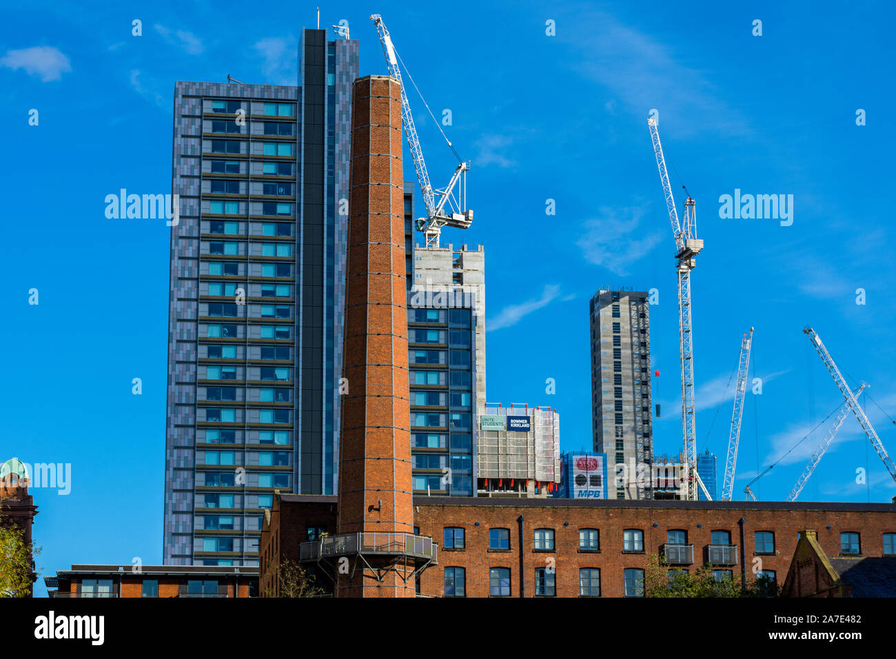 Il Liberty vivente (ex studente Castello) blocco di appartamenti e un ex mulino camino. Manchester, Inghilterra, Regno Unito. Foto Stock