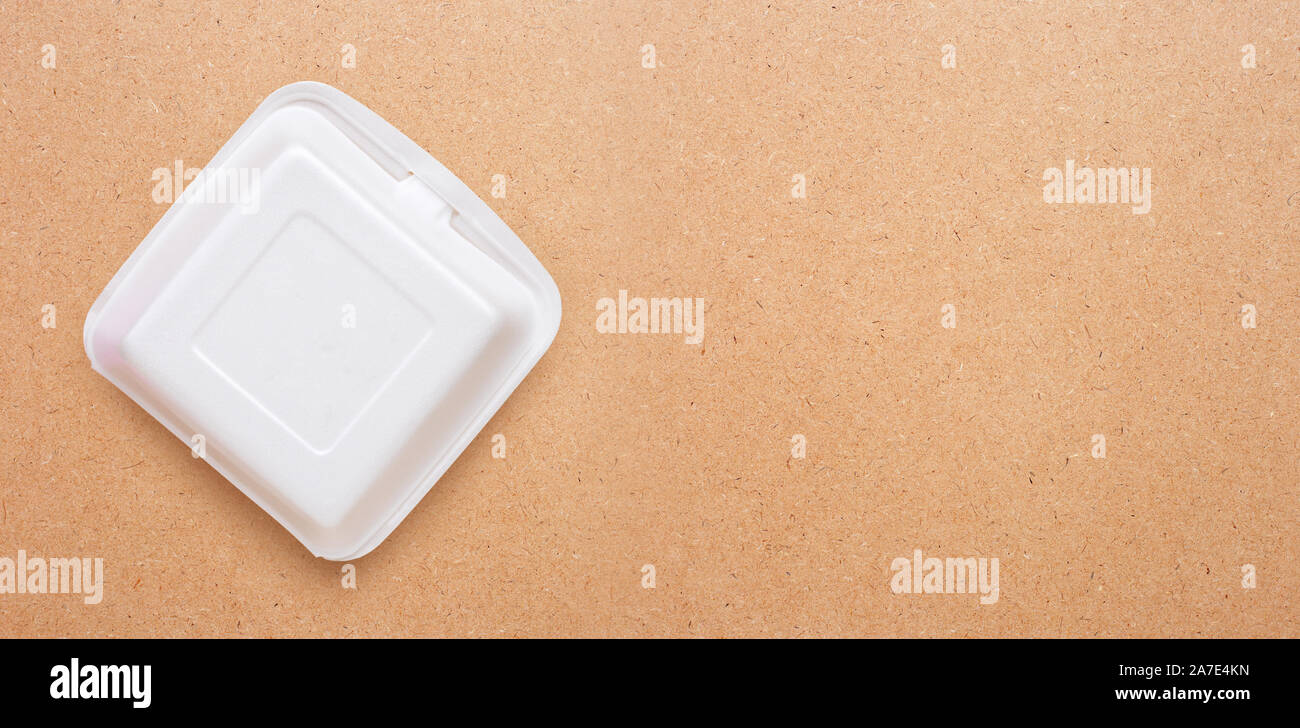 Schiuma contenitore alimentare su sfondo di legno compensato. Spazio di copia Foto Stock