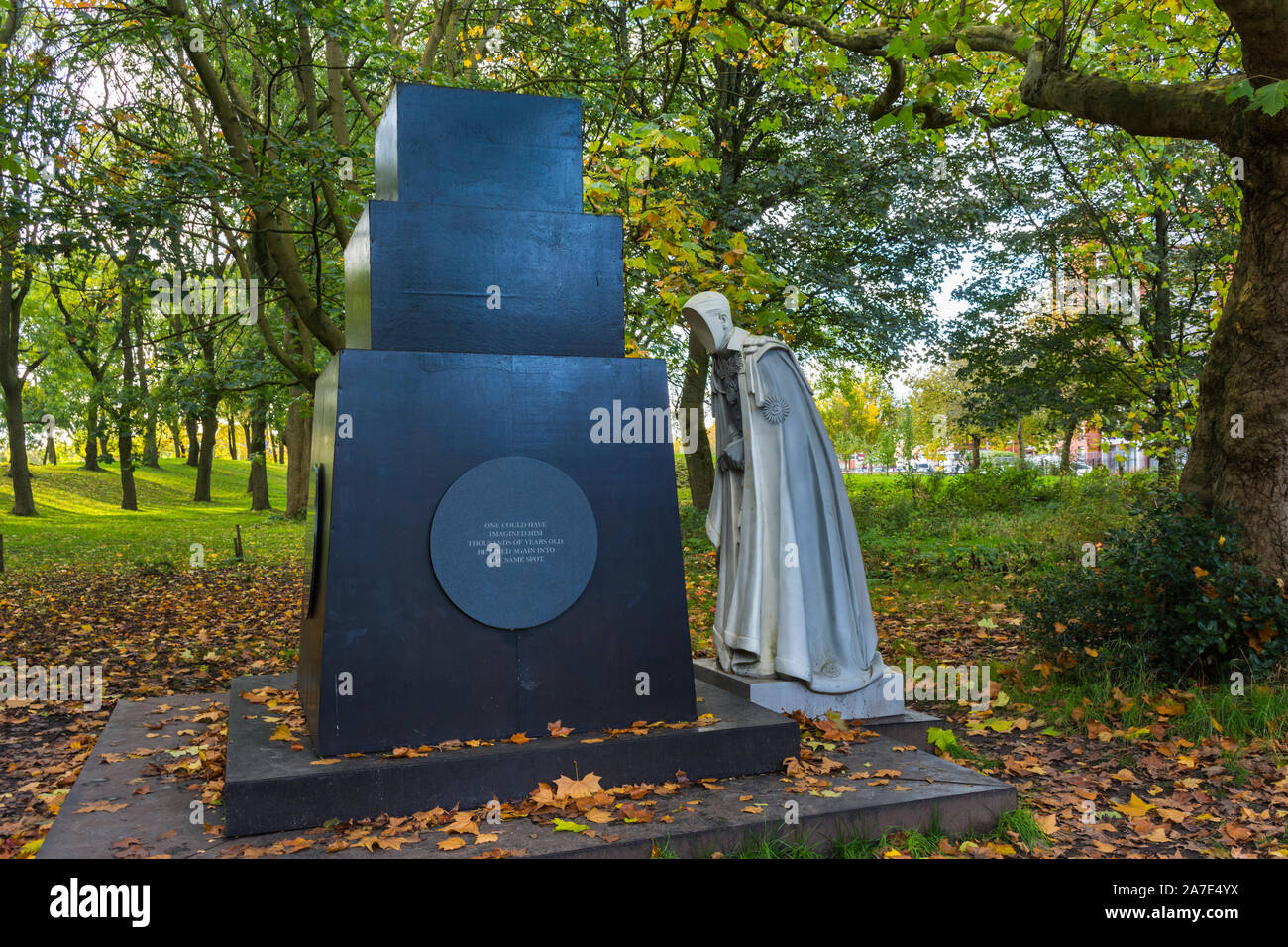 Piegatura di una scultura di Raqs Media Collective, Whitworth Park, Oxford Road, Manchester, Inghilterra, Regno Unito Foto Stock