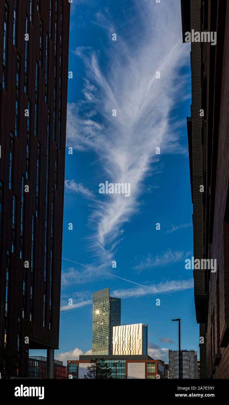 Cirrus nuvole sopra il Beetham asse e torri, dal Gate Parkway blocchi di appartamenti. Manchester, Inghilterra, Regno Unito. Foto Stock