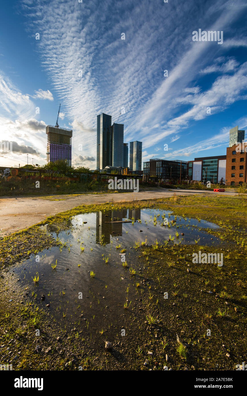 Drammatica cielo sopra il fiume Street la torre e la piazza di Deansgate apartment block sviluppi, Manchester, Inghilterra, Regno Unito. Foto Stock