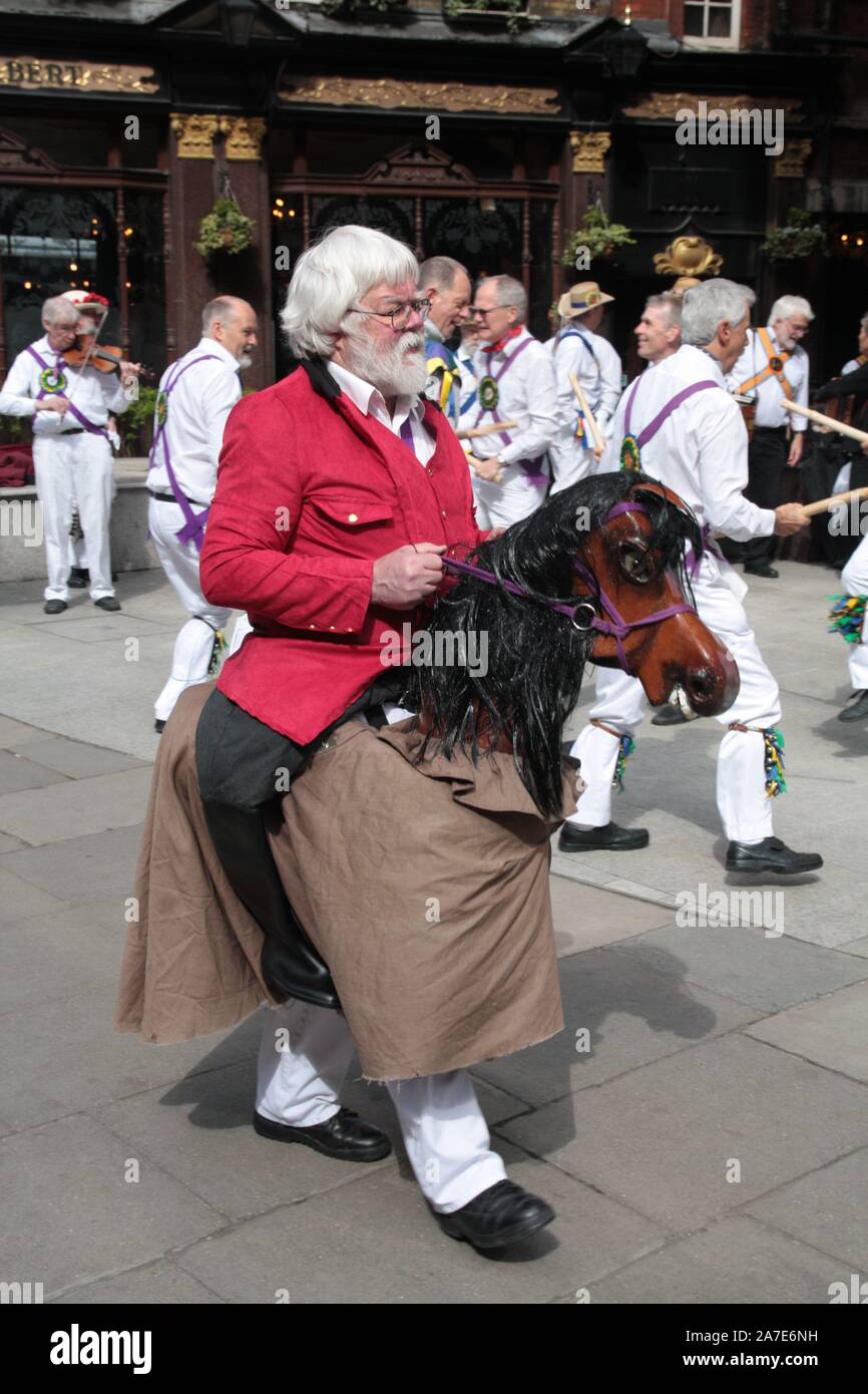 La gente ballare Morris Dance con hobby horse di Londra Foto Stock
