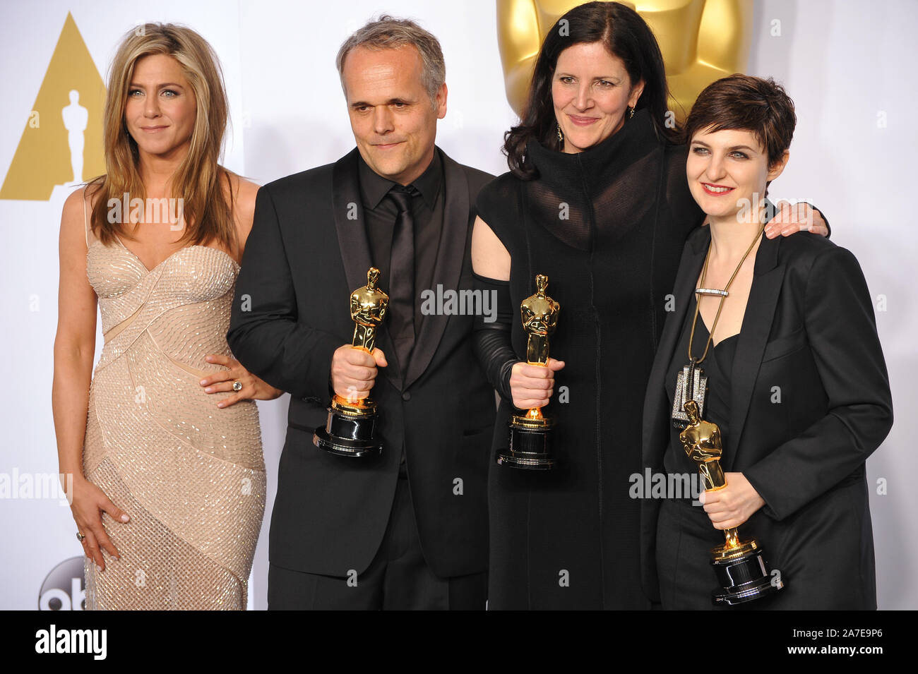 LOS ANGELES, CA - Febbraio 22, 2015: Jennifer Aniston & Dirk Wilutsky & Laura Poitras & Mathilde Bonnefoy al 87th annuale di Academy Awards presso il Teatro Dolby, Hollywood. © 2015 Paul Smith / Featureflash Foto Stock