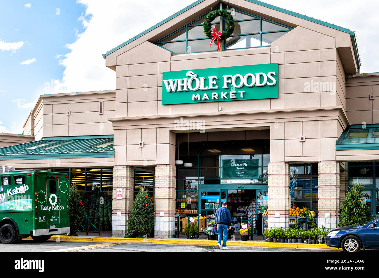 Reston, Stati Uniti d'America - 20 Novembre 2018: Whole Foods Market store facciata con vacanze di Natale decorazioni invernali in Fairfax County town Foto Stock