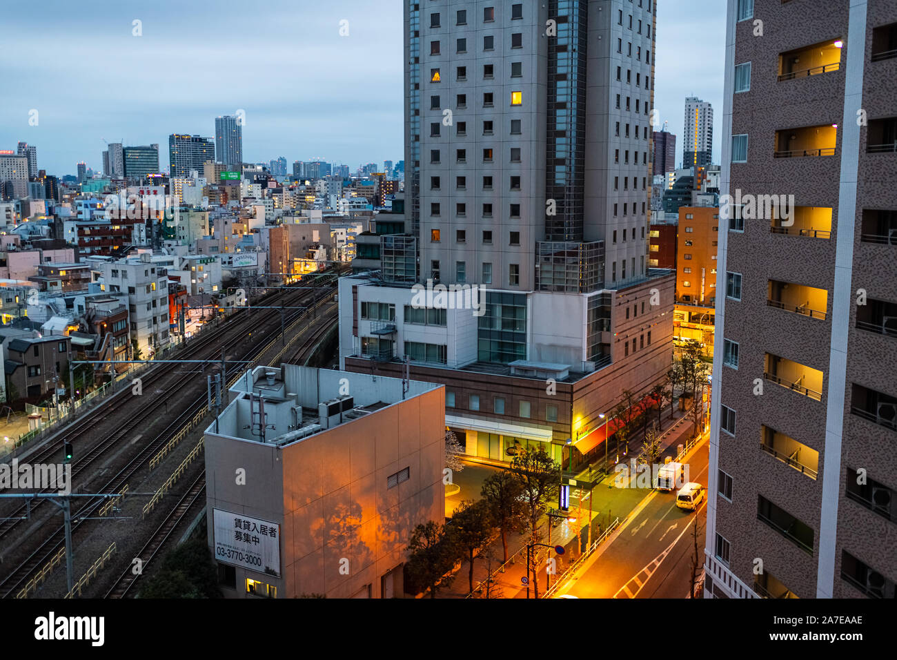 Tokyo, Giappone - 28 Marzo 2019: Shinjuku angolo alto volo d'uccello di edifici zona residenziale durante la notte oscura con strada illuminata Foto Stock