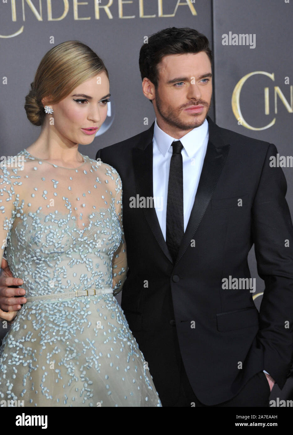 LOS ANGELES, CA - Marzo 1, 2015: Lily James & Richard Madden presso il world premiere del loro film Cenerentola al El Capitan Theater di Hollywood. © 2015 Paul Smith / Featureflash Foto Stock