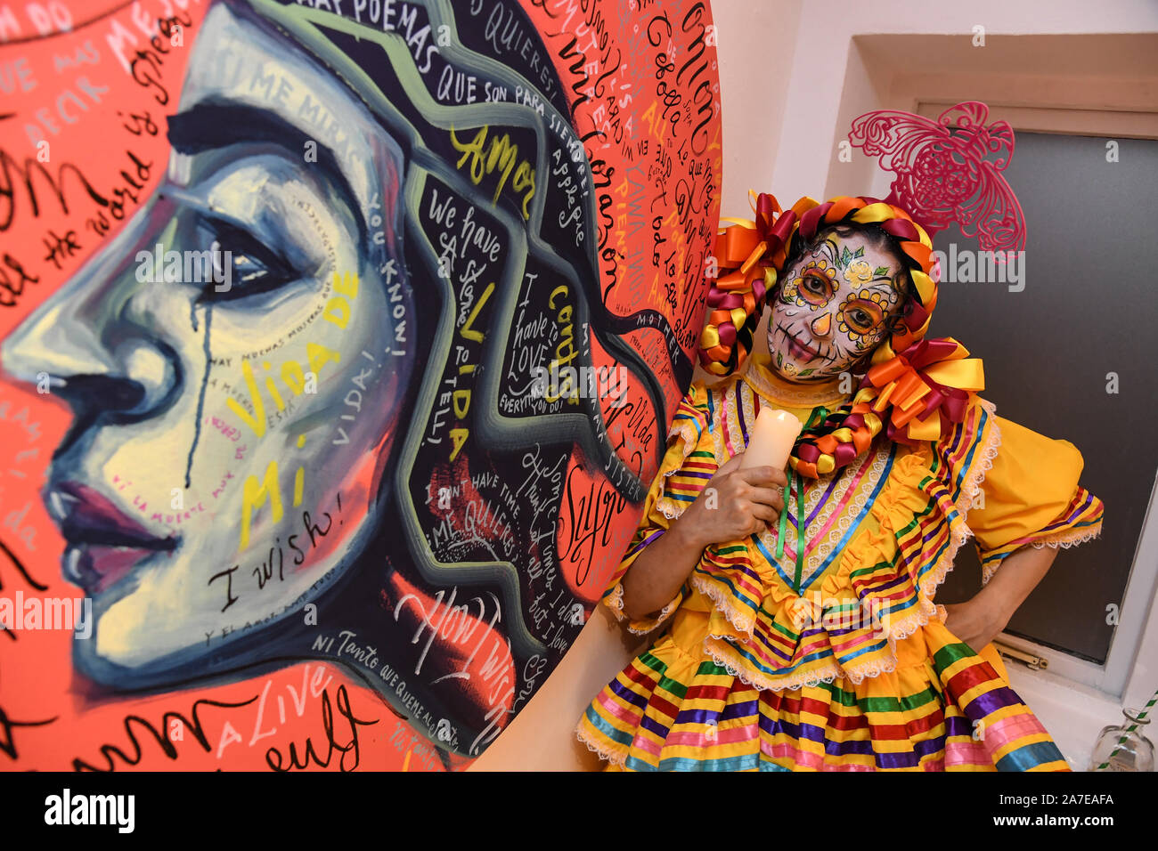 I tradizionali personaggi messicani di dia de Muertos, come la Calavera Catrina, le farfalle monarca e i teschi di zucchero, celebrano nelle strade di Soho il Patrono Tequila Day of the Dead festeggiamenti, Londra. Foto Stock