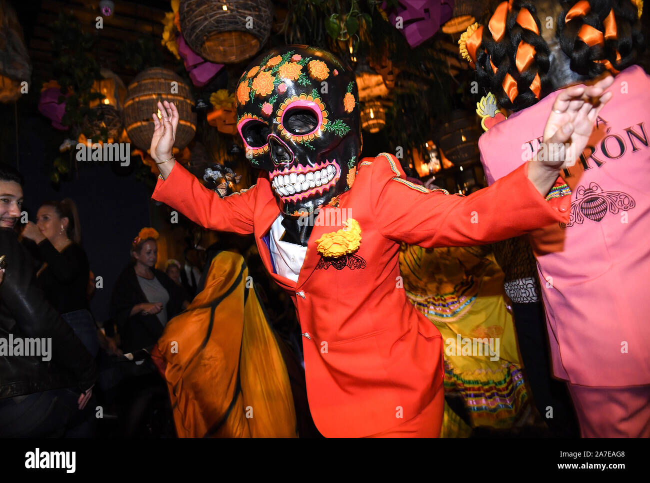 Solo uso editoriale tradizionale messicano Dia de Muertos caratteri come la Calavera Catrina, farfalle monarca e zucchero teschi, festeggiano per le strade di Soho il Patron Tequila il Giorno dei Morti celebrazioni, Londra. Foto Stock