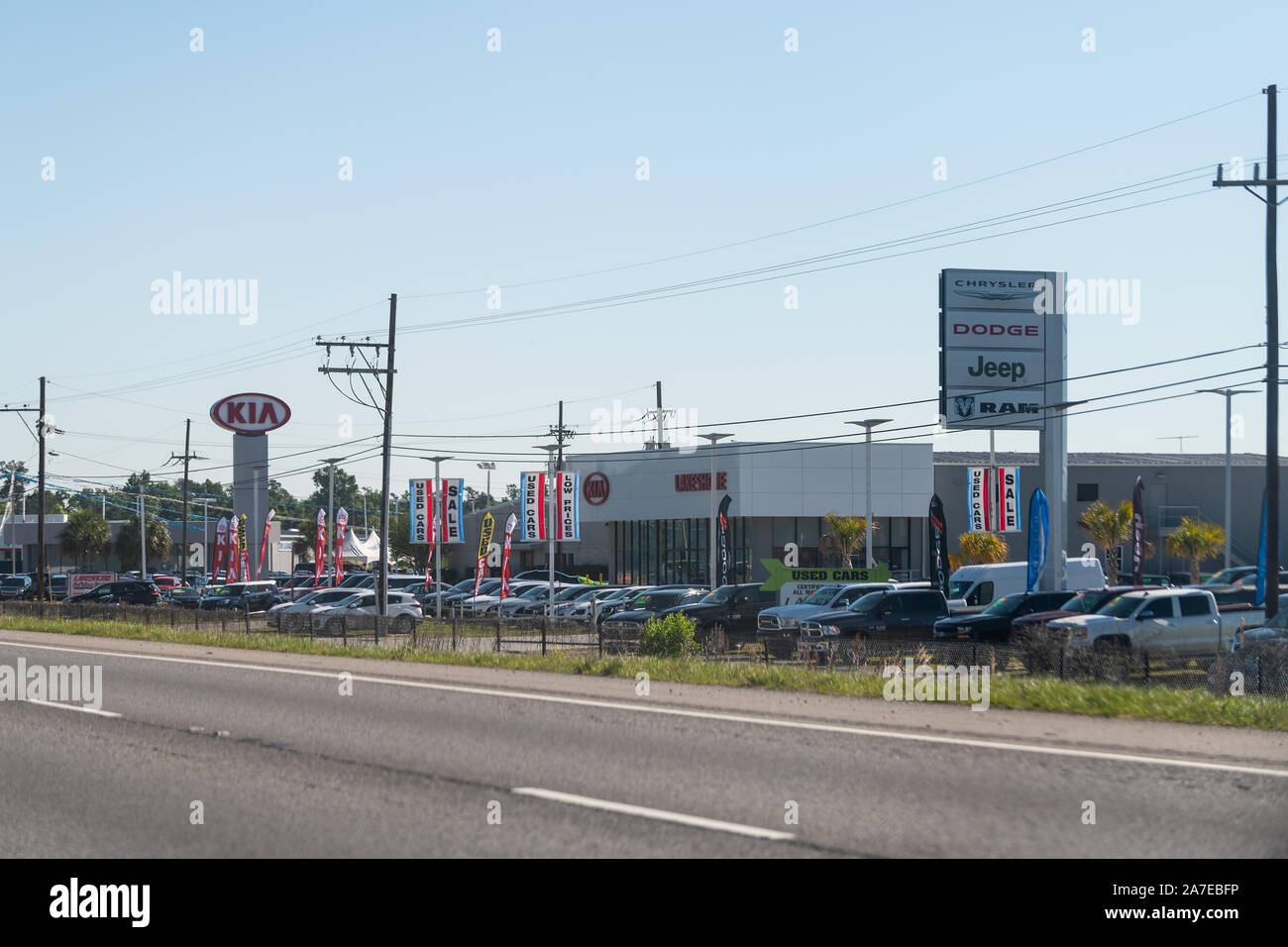 Slidell, Stati Uniti d'America - 24 Aprile 2018: Autostrada i10 interstate 10 vicino a New Orleans con segno per concessionario Kia concessionaria auto Foto Stock Slidell, Stati Uniti d'America - 24 Aprile 2018: Autostrada i10 interstate 10 vicino a New Orleans con segno per concessionario Kia concessionaria auto Foto Stock