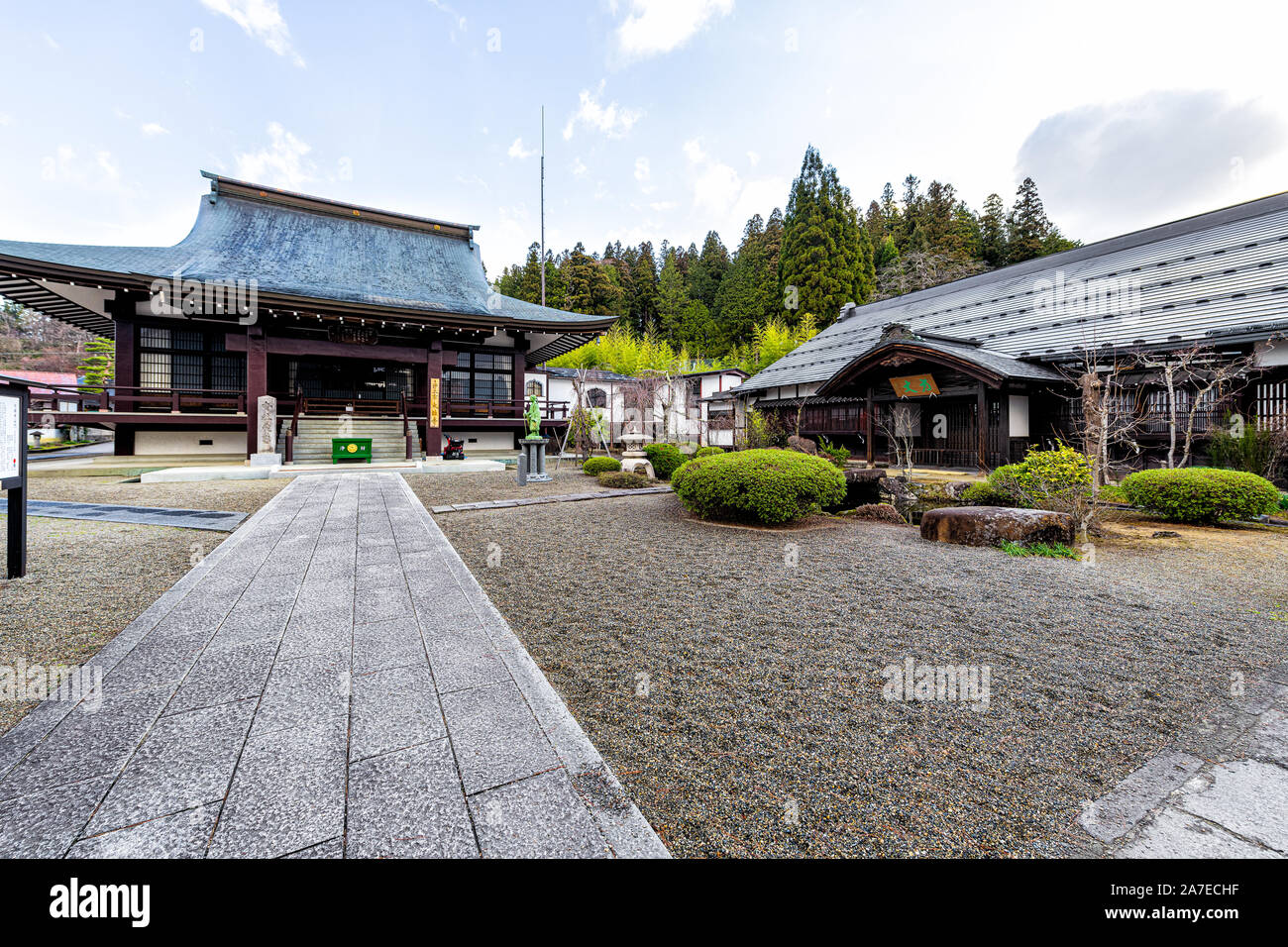 Takayama, Giappone - Aprile 9, 2019: Higashiyama Daiouji tempio sul famoso corso a piedi nella città storica di Gifu con giardino di roccia e lanterna di pietra Foto Stock