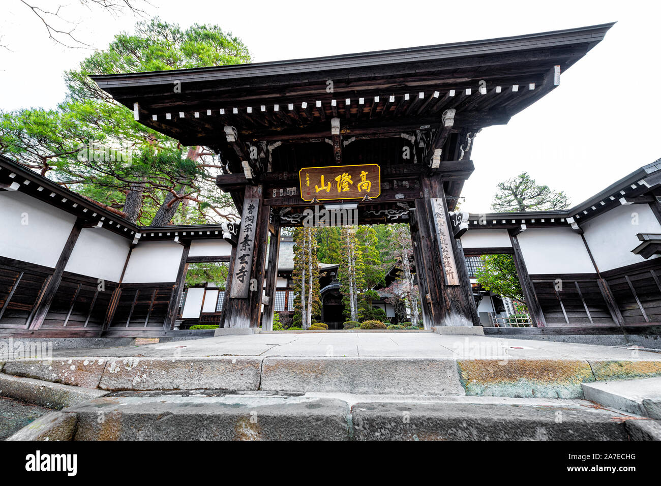 Takayama, Giappone - Aprile 9, 2019: Higashiyama corso a piedi in Gifu con gradini scale per ingresso di Sogenji Shrine Temple building e alla porta Foto Stock