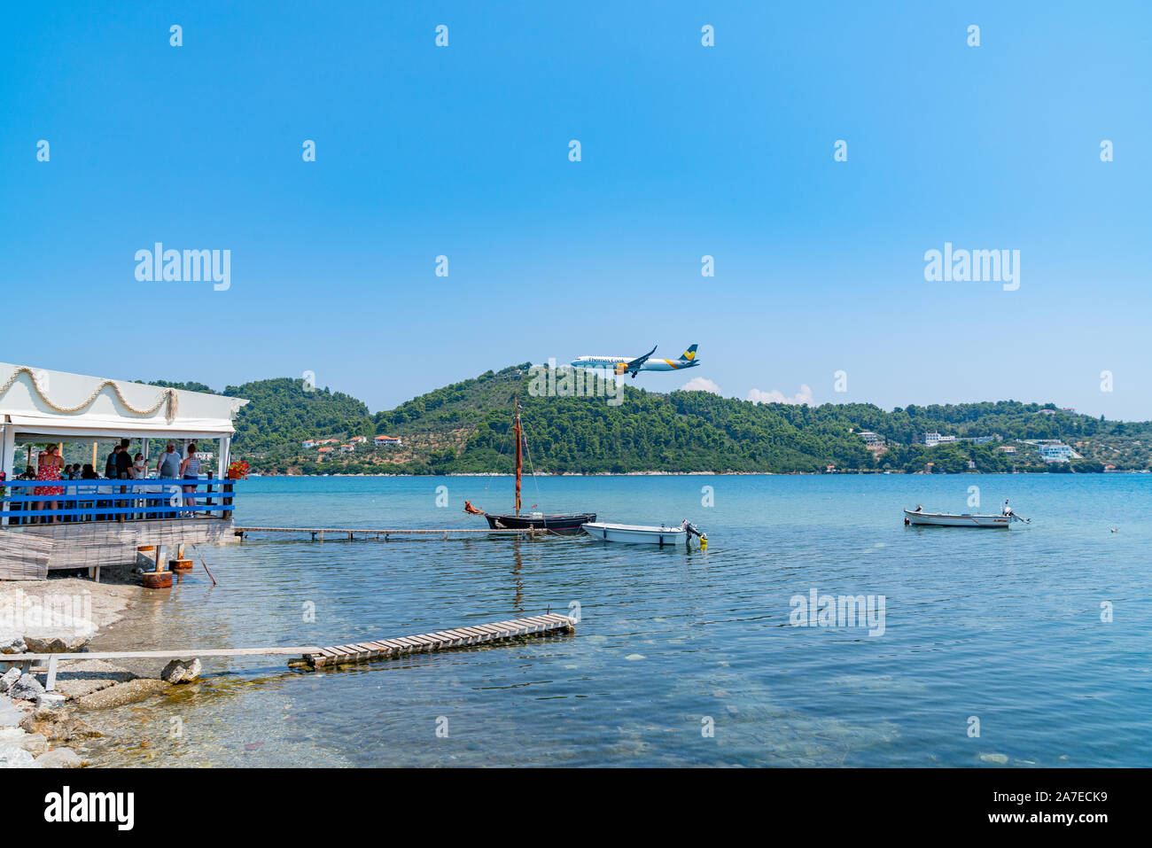 SKIATHOS GRECIA - Luglio 31 2019; aereo commerciale volando a bassa quota sopra la baia in arrivo a terra Foto Stock