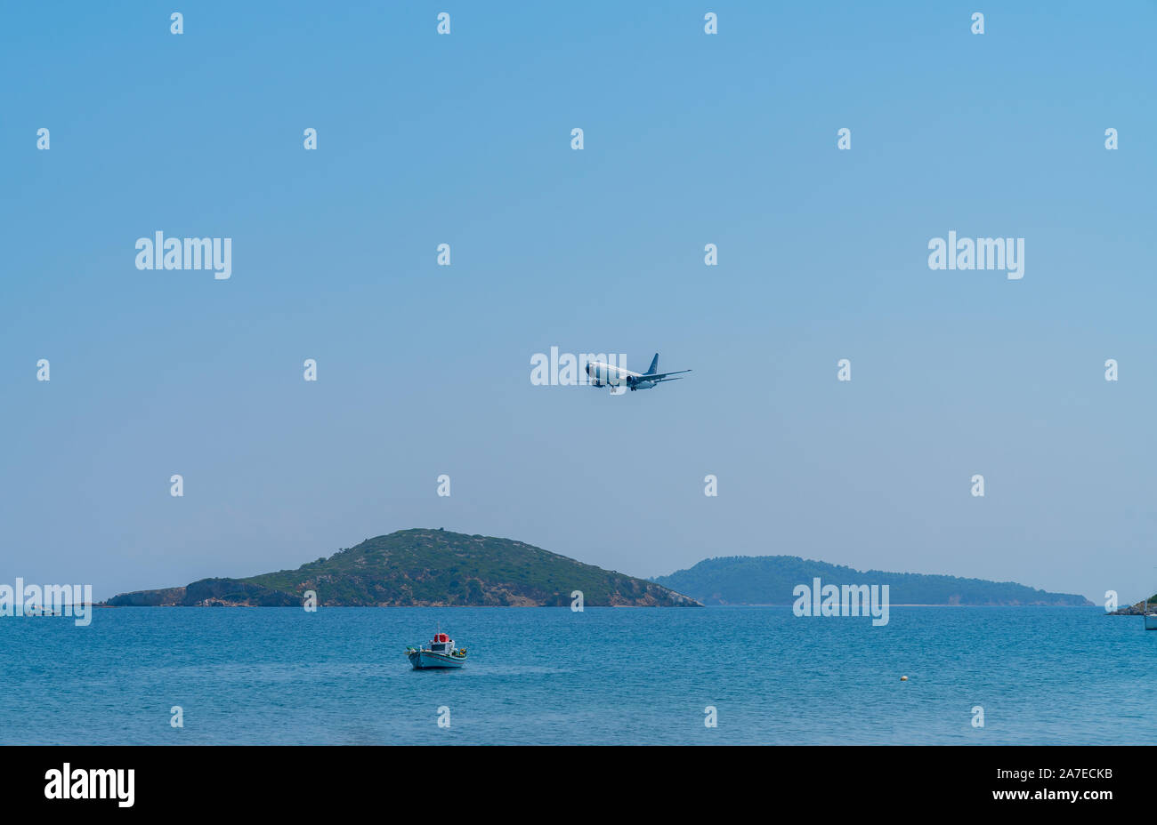 SKIATHOS GRECIA - Luglio 31 2019; aereo commerciale volando a bassa quota sopra la baia in arrivo a terra Foto Stock