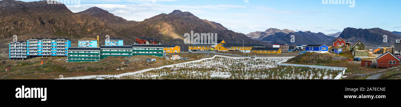 Edificio colorato e il cimitero locale in Sisimiut, Groenlandia. Foto Stock