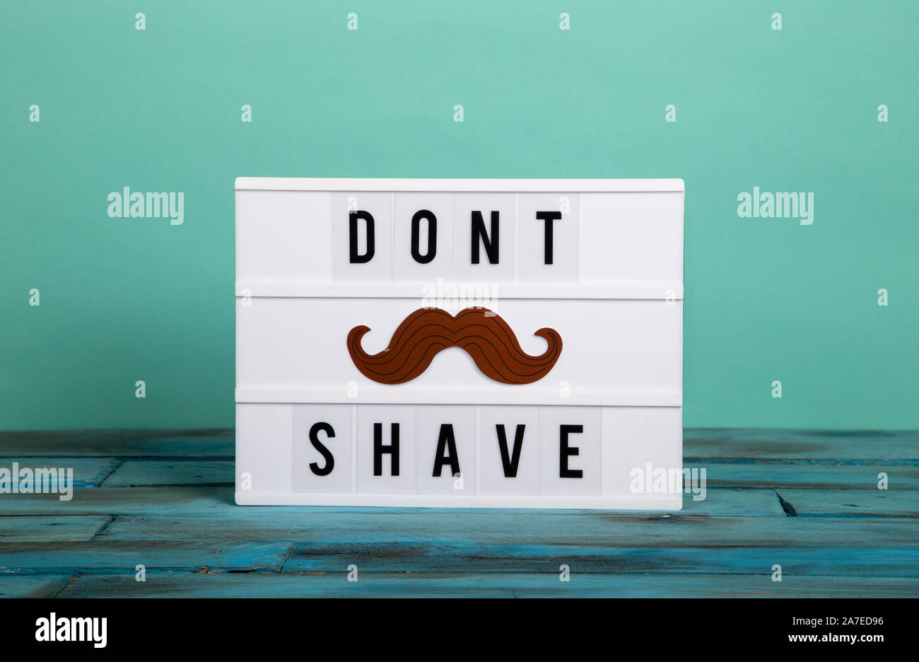 Visual Lightbox con le parole dont radere e un bogite turchese su sfondo verde e blu vintage legno Foto Stock