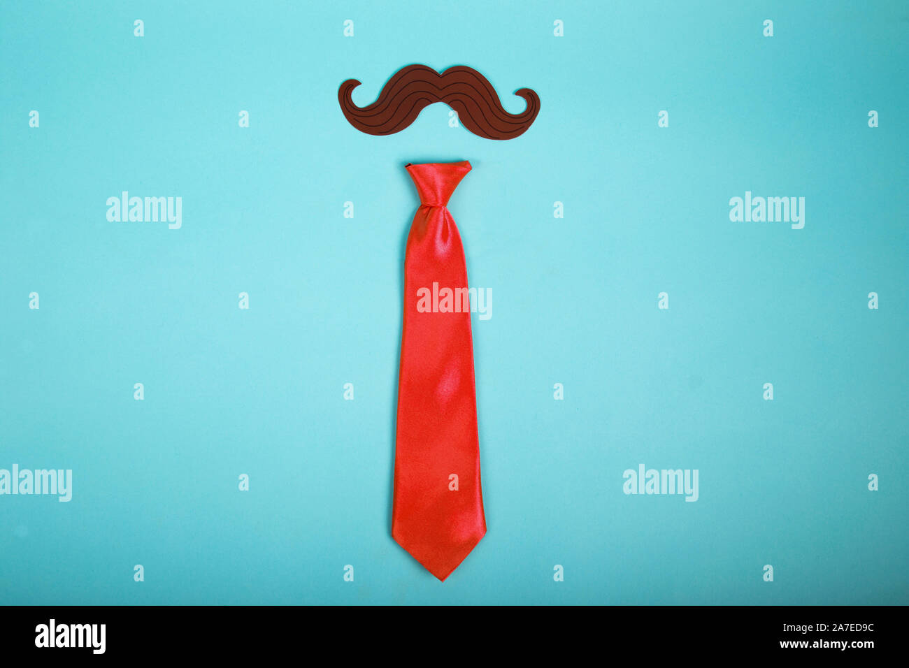 I baffi e cravatta su sfondo blu. Immagine isolata. Concetto Foto Stock