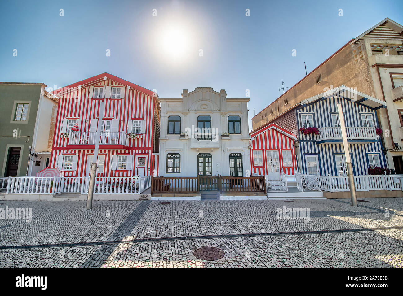 Strada con case colorate in Costa Nova, Aveiro, Portogallo. Strada con case a strisce, Costa Nova, Aveiro, Portogallo. Facciate di case colorate in C Foto Stock