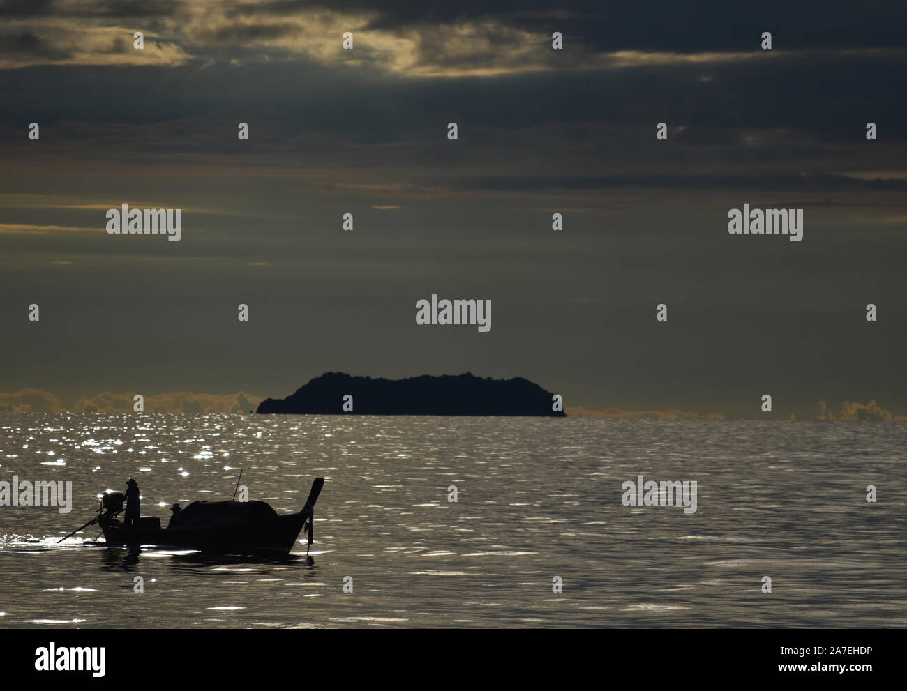 In barca a vela nel mare delle Andamane, Thailandia Foto Stock