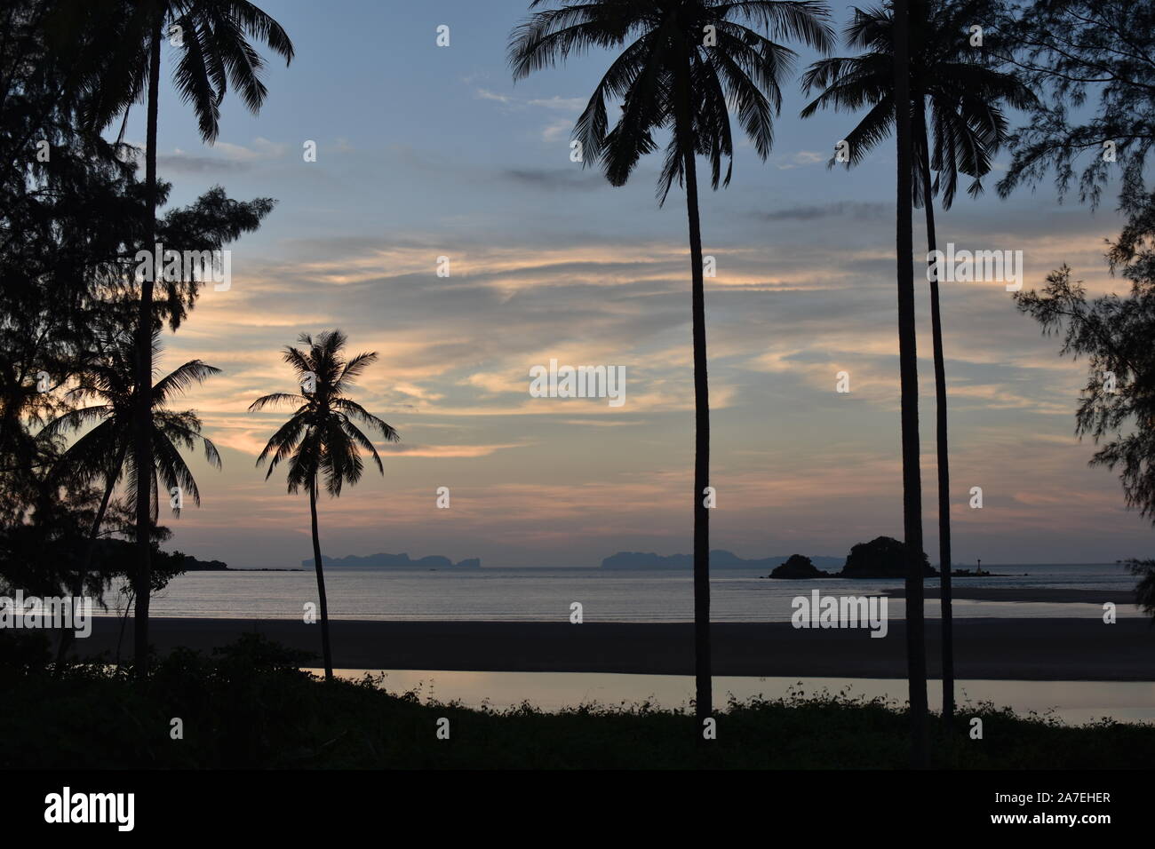 Tramonto a Saladan Beach, Koh Lanta, Thailandia Foto Stock