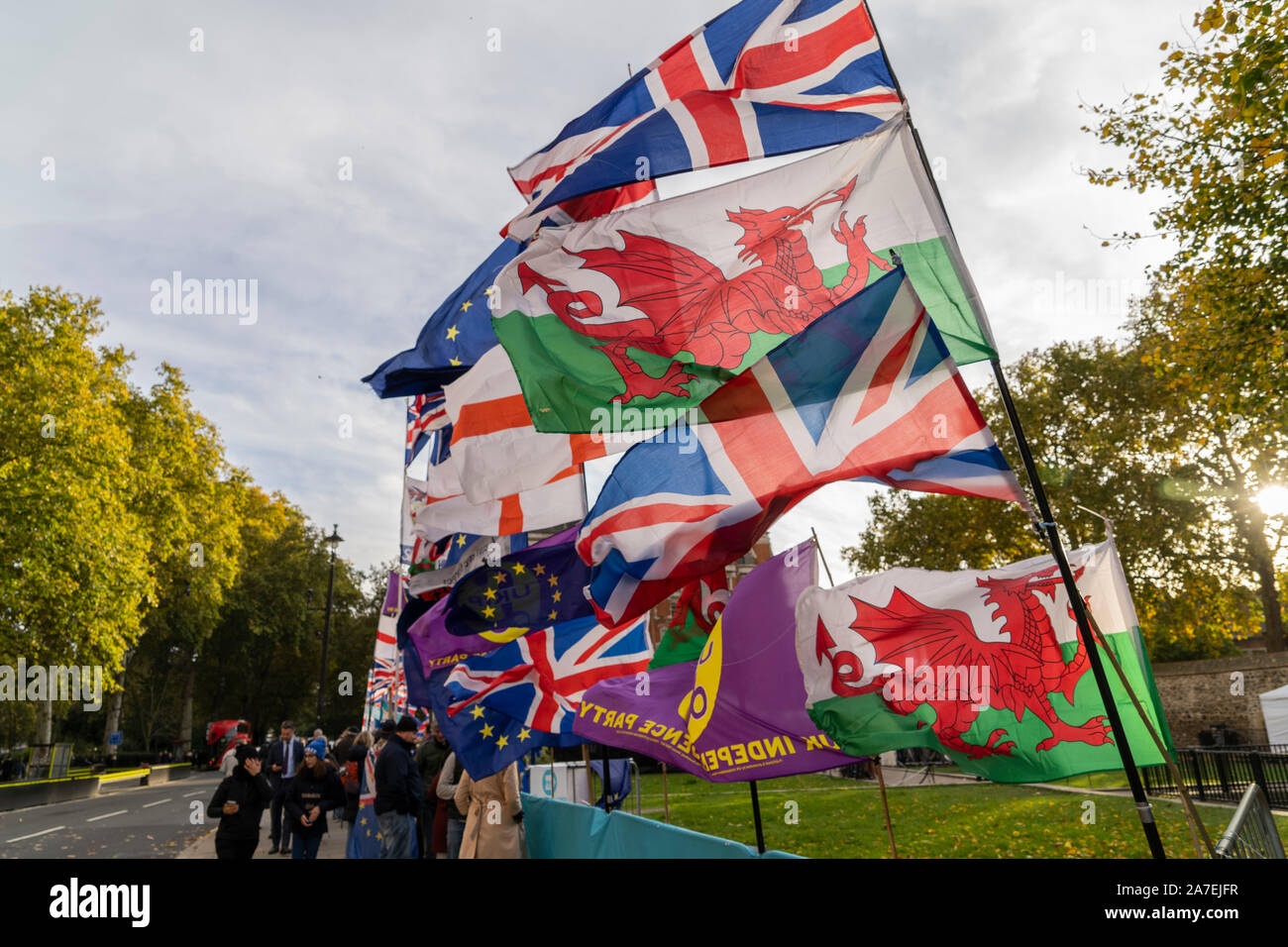 Londra, Regno Unito. 30 ott 2019. Bandiere britanniche volare al di fuori della casa del Parlamento. Credito: SOPA Immagini limitata/Alamy Live News Foto Stock