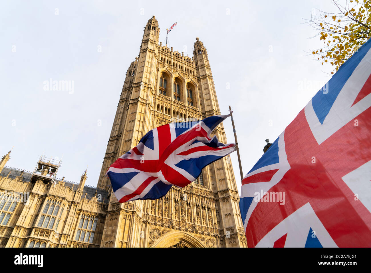 Londra, Regno Unito. 30 ott 2019. Bandiere britanniche volare al di fuori della casa del Parlamento. Credito: SOPA Immagini limitata/Alamy Live News Foto Stock