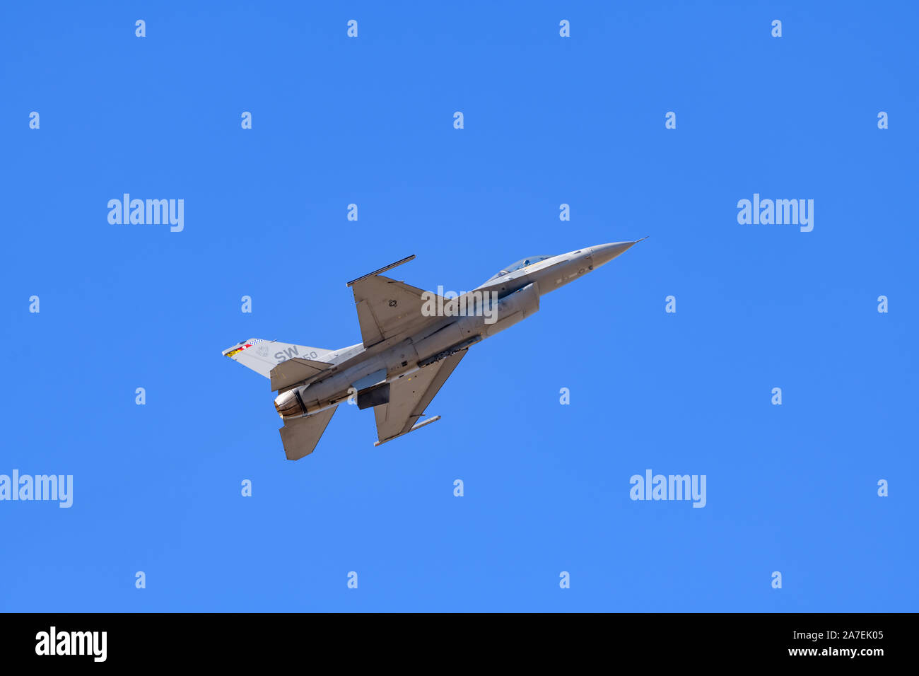 F-16V Viper Jet Fighter vola con cielo blu chiaro in background Foto Stock