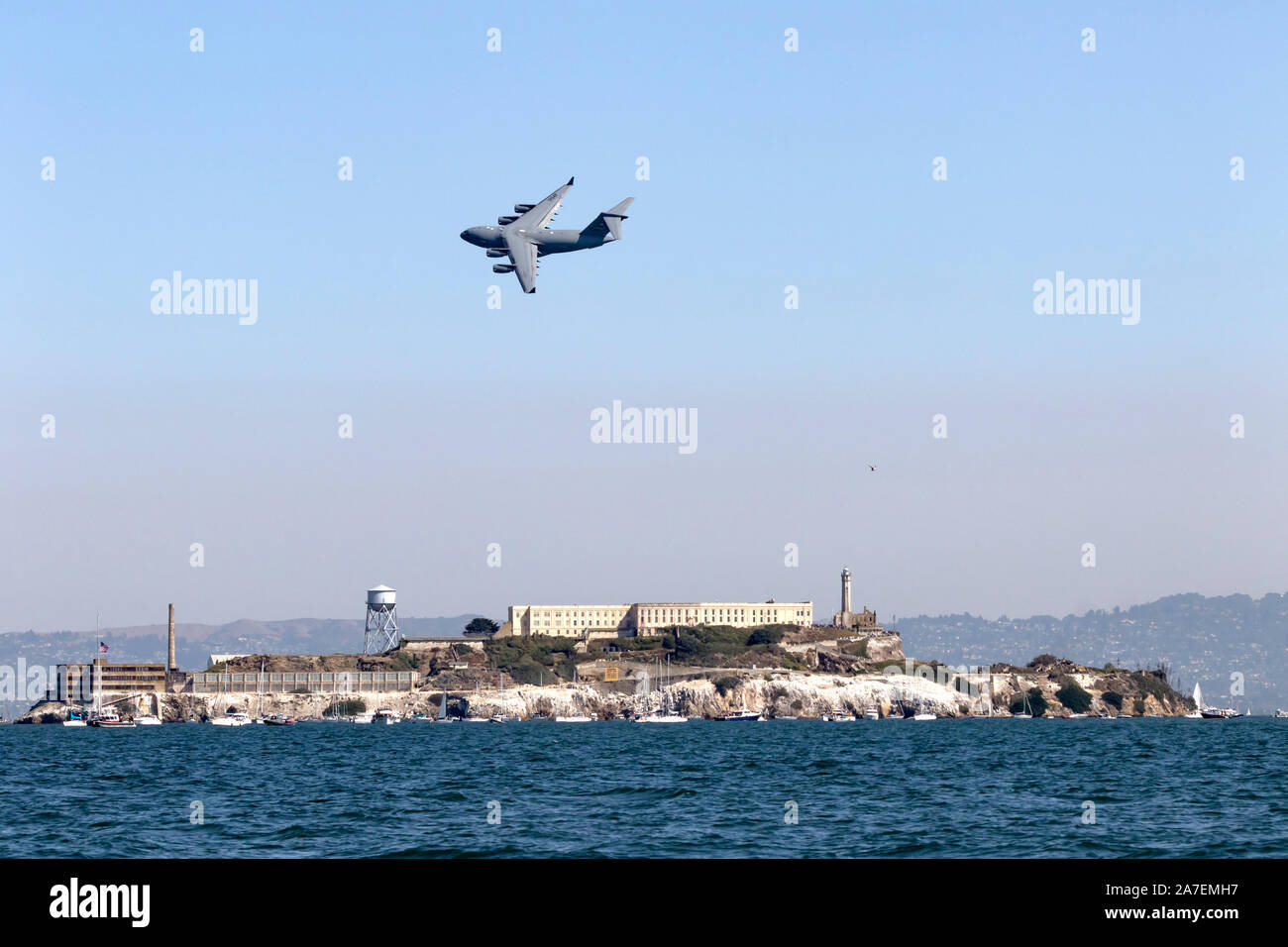 Stati Uniti aria C-17 Globemaster III passa sopra l'Isola di Alcatraz a San Francisco Bay Foto Stock