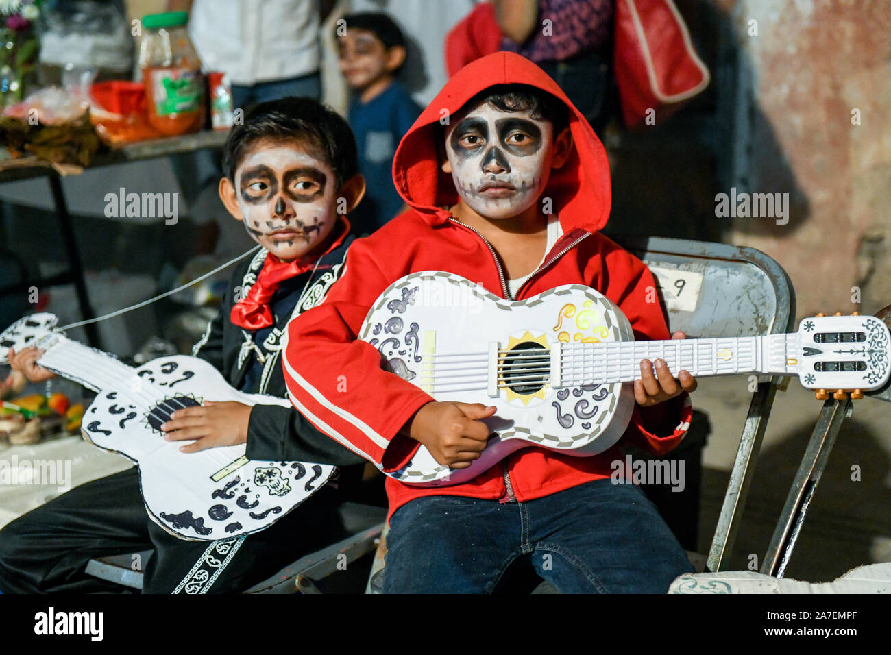 Figli messicani in disguise durante Hanal Pixan che è la celebrazione del Giorno dei morti che ha originato dalla cultura Maya. Merida, Yucatan, Messico . Foto Stock