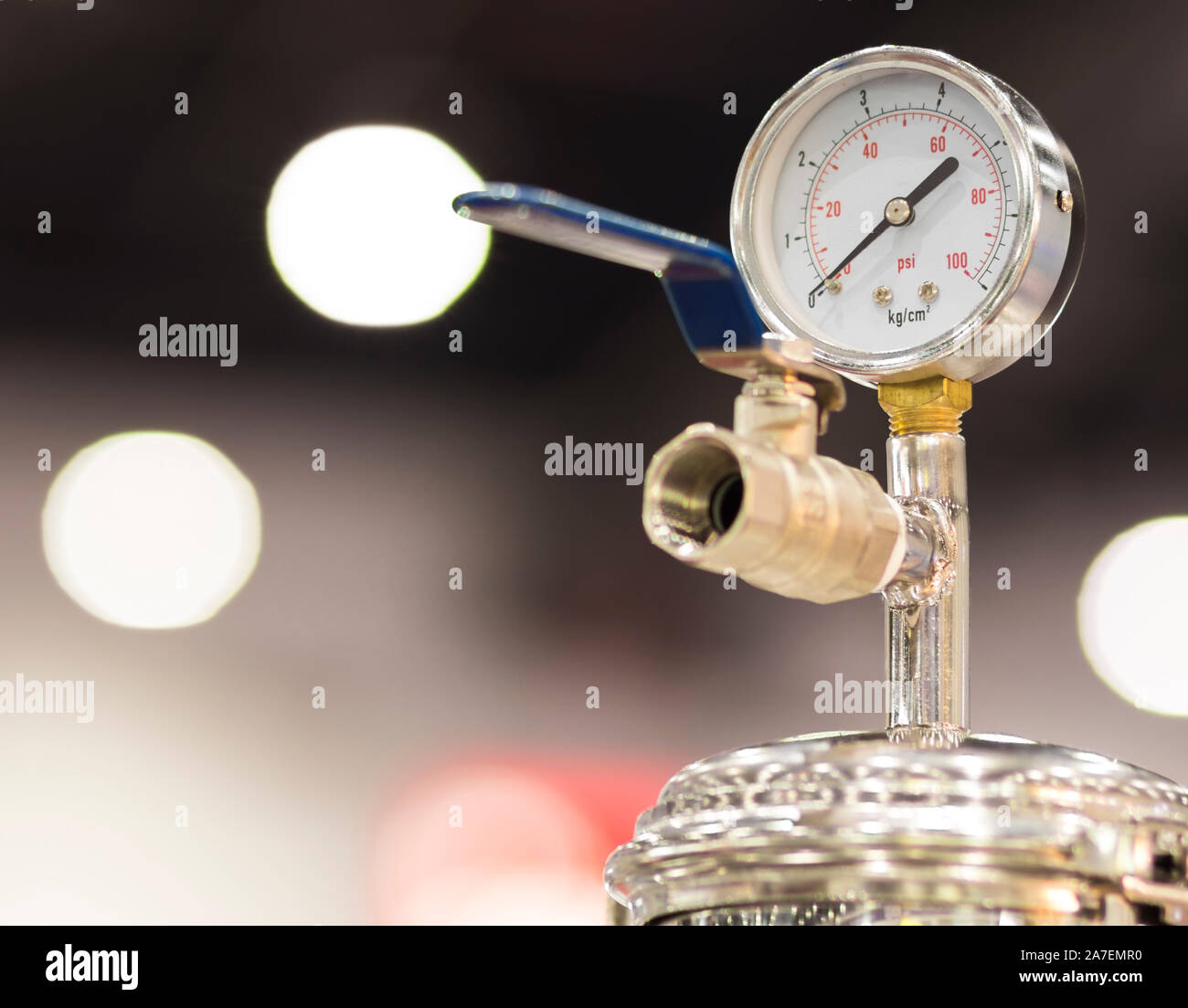 Manopola di regolazione pressione manometro per misurare la pressione  dell'aria in attrezzature di produzione ; background industriale Foto stock  - Alamy