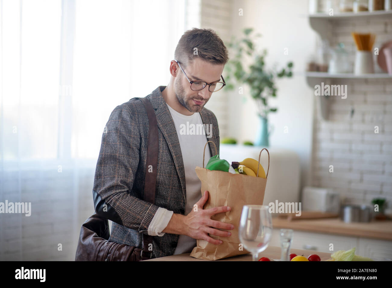 Imprenditore tornando a casa con la sacca di alimenti Foto Stock