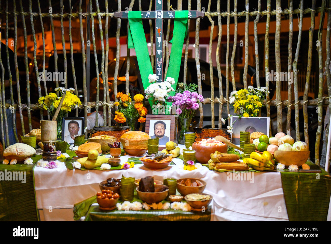 Altare familiare di set-up per Hanal Pixan che è la celebrazione del Giorno dei morti che ha originato dalla cultura maya, Merida, Messico Foto Stock