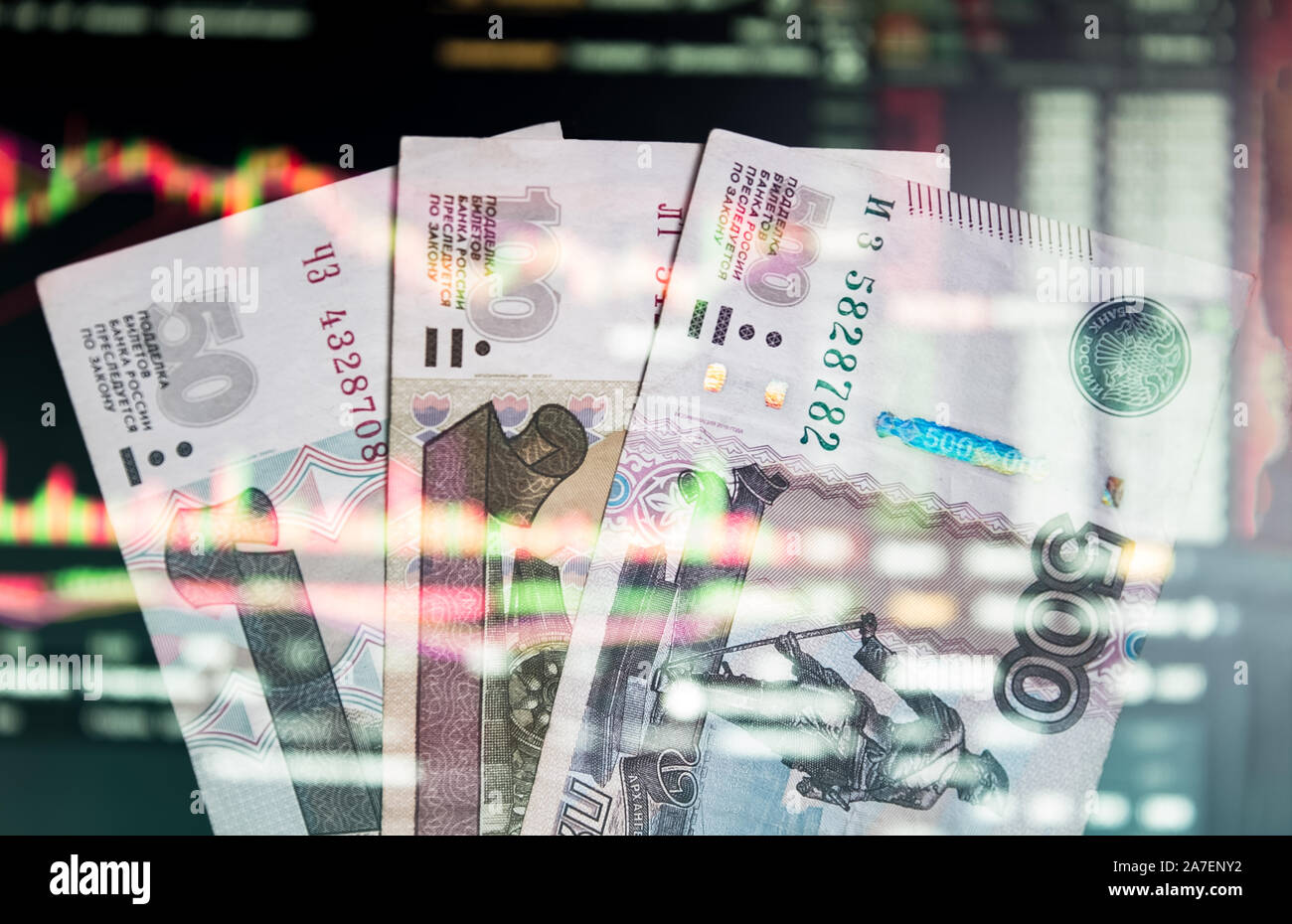 Il rublo russo sullo sfondo del grafico di trading. Un migliaio di rubli di close-up. La caduta o il luogo del rublo. Foto Stock
