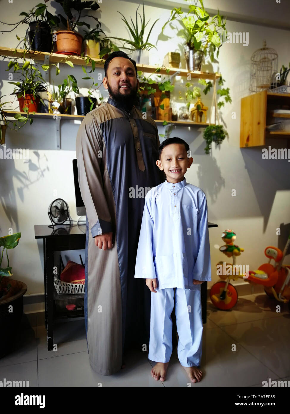 Ritratto di asian padre e figlio su hari raya mattina. Foto Stock