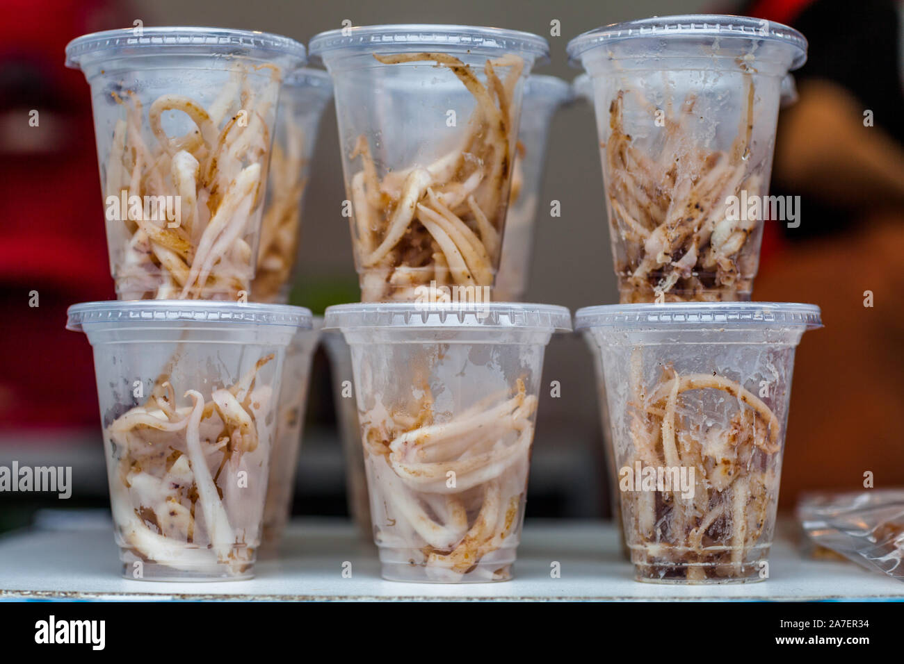 Calamari cotti/calamari in preconfezionati per andare a tazze. Kowloon, Hong Kong Foto Stock