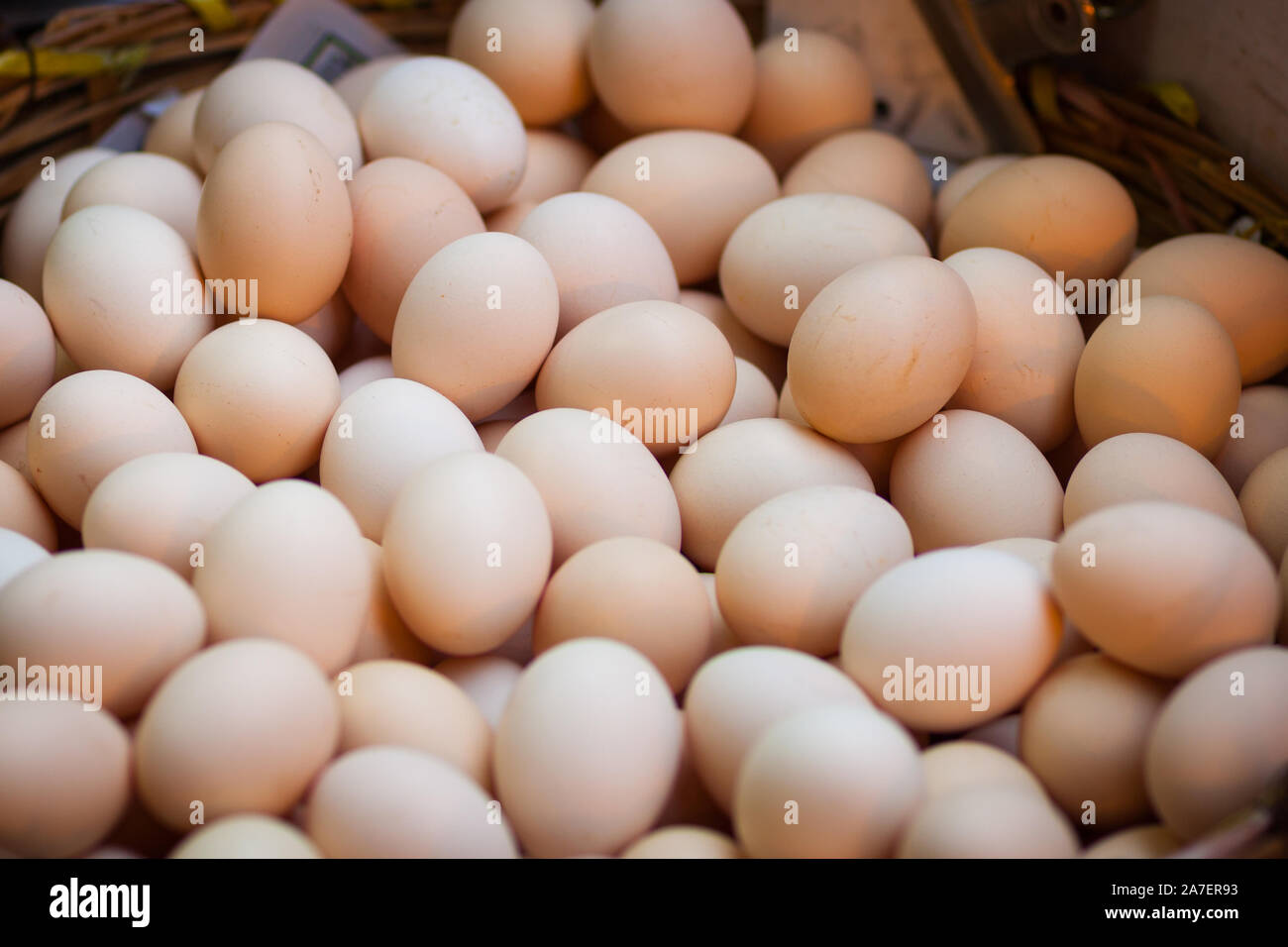 Fresco uova organiche al mercato locale Foto Stock
