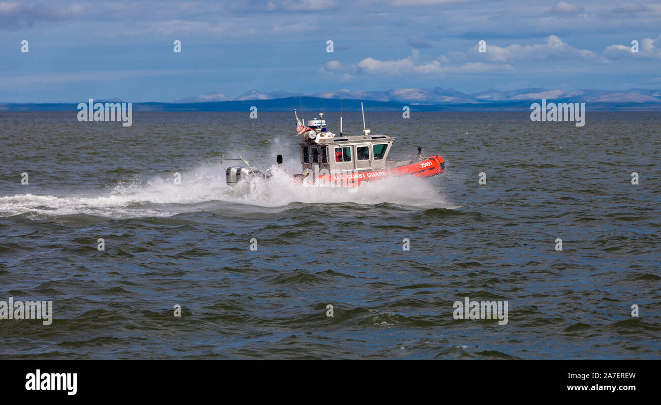 Stati Uniti La guardia costiera della manovra in corso di esercizi in acque artiche di Kotzebue Sound, Alaska Foto Stock