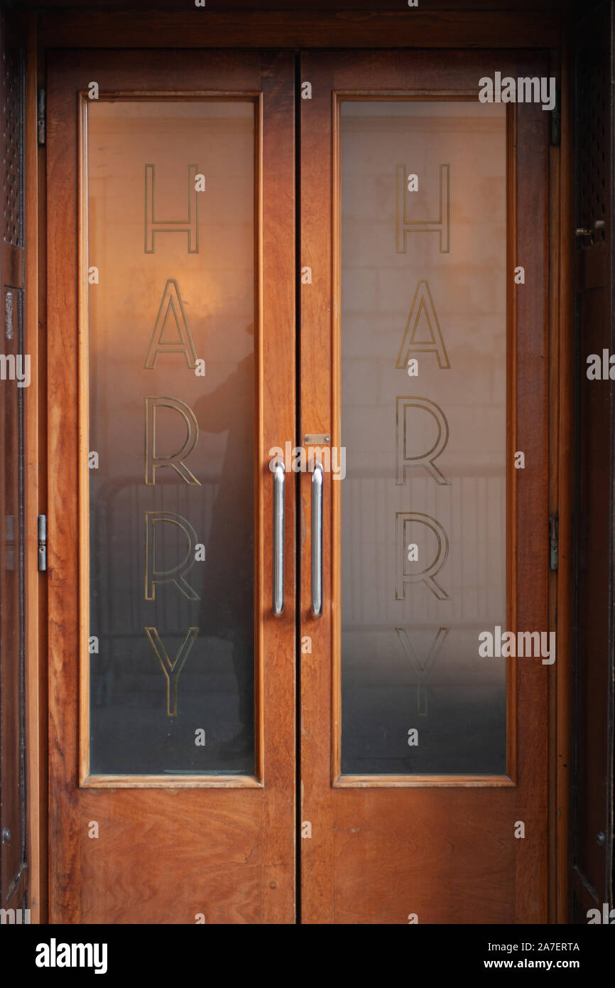 Venezia, Italia - 28 dicembre 2009: il legno porta di ingresso con pannelli di vetro al famoso Harry's Bar di Venezia, Italia. Foto Stock