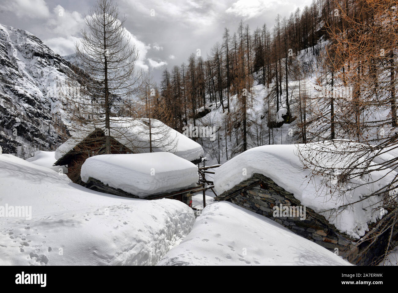 Tetto di uno chalet cowred con neve. Case Alpine sotto la neve Foto Stock