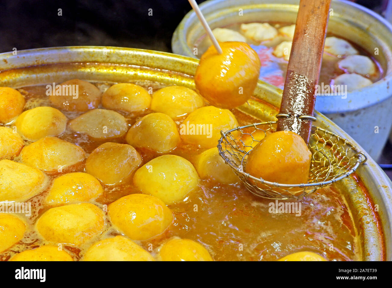 Il giallo curry cotto fishball fast food in Hong Kong street Foto Stock